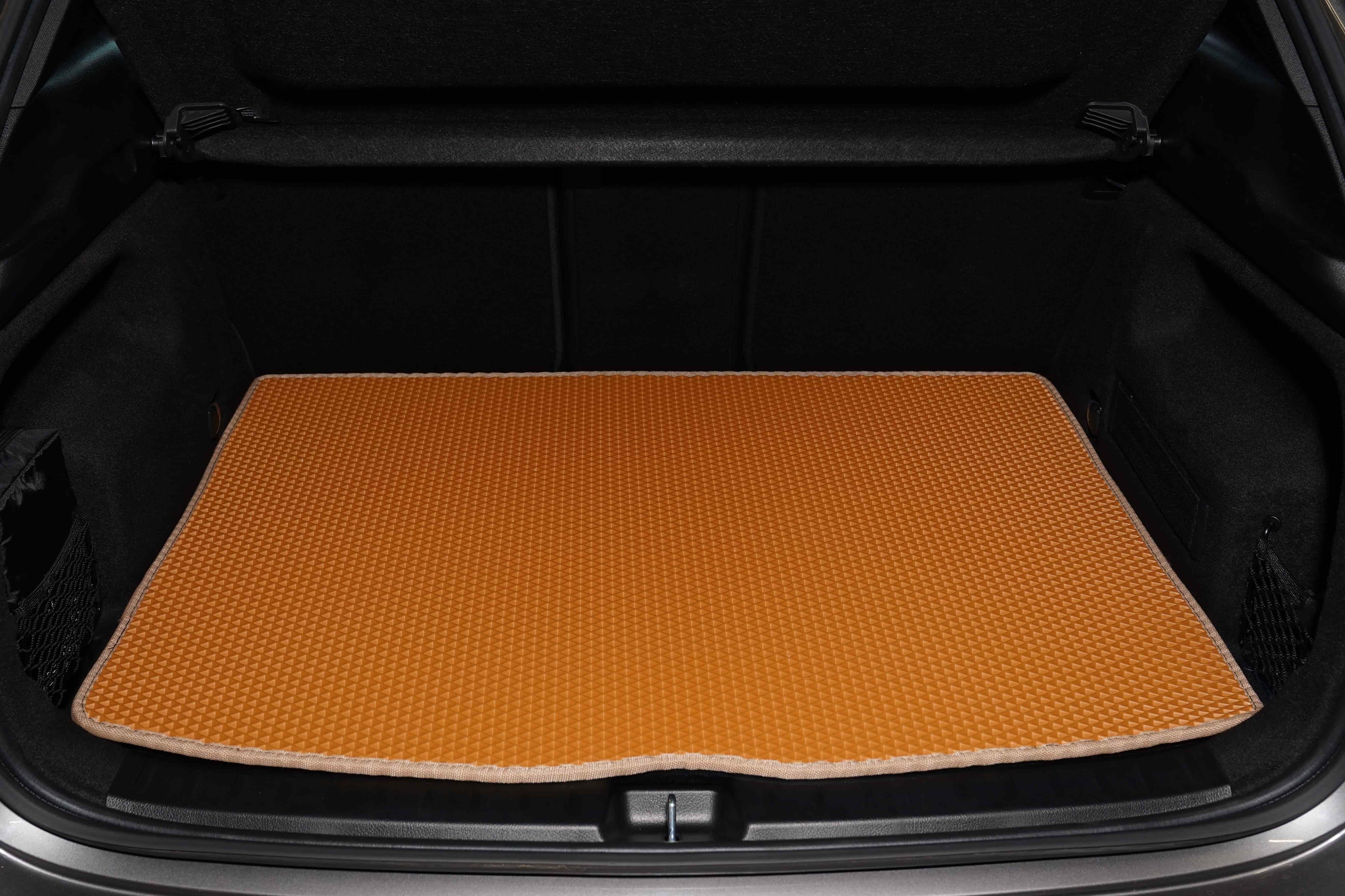 Kofferraummatte mit schwarzen und orangefarbenen Nähten